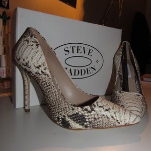 BRAND NEW IN BOX STEVE MADDEN SNAKESKIN HEELS | 6